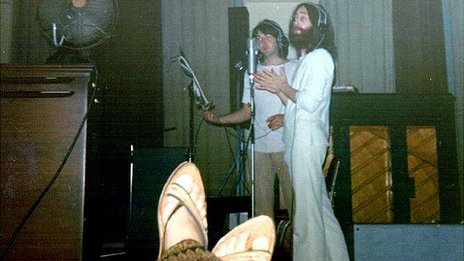 _69060488_john_lennon_paul_mccartney_recording.jpg